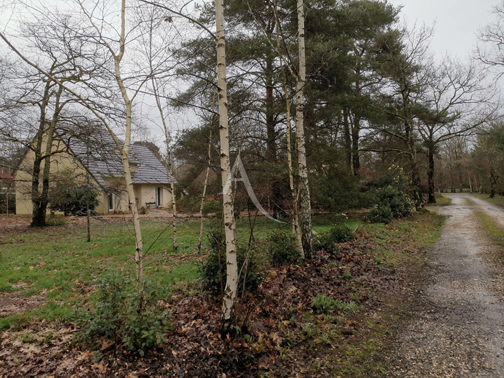   Ensemble immobilier dans  petite zone artisanale . Salbris