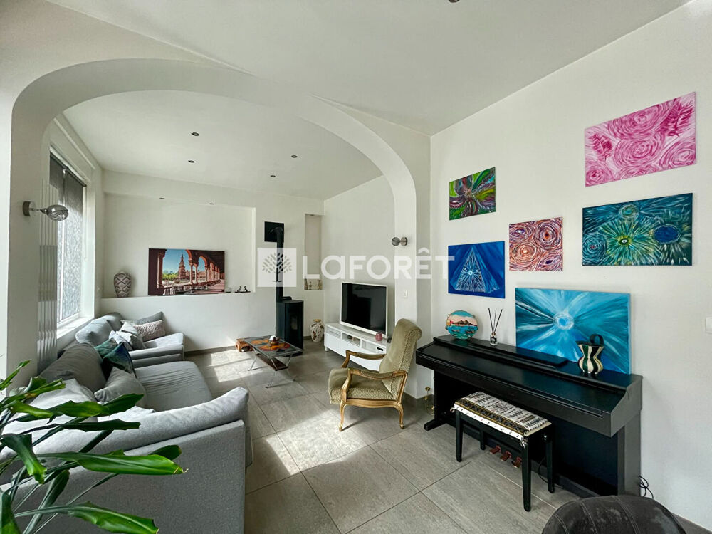 Maison de caractère avec 5 chambres, jardin et deux garages - Rare à la vente