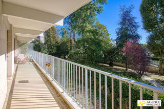 Vente Appartement Versailles Rive-Droite Appartement 6 pièces 127.52 m² carrez situé au 1er étage avec ascenseur, terrasse, cave et double box Versailles