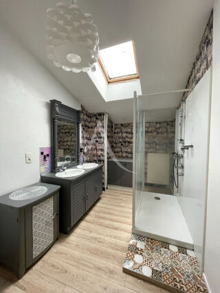  Appartement à louer 4 pièces 147 m²