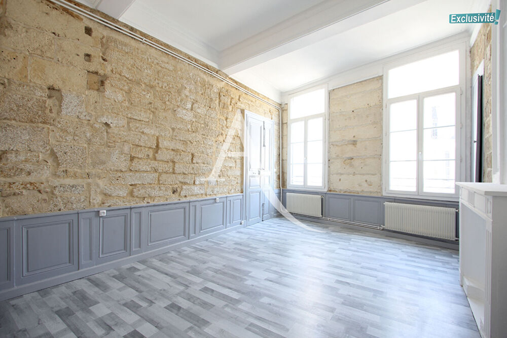 Location Appartement LUMINEUX T3 RÉNOVÉ au 2e étage d'un immeuble ancien, en plein coeur de Montpellier Montpellier