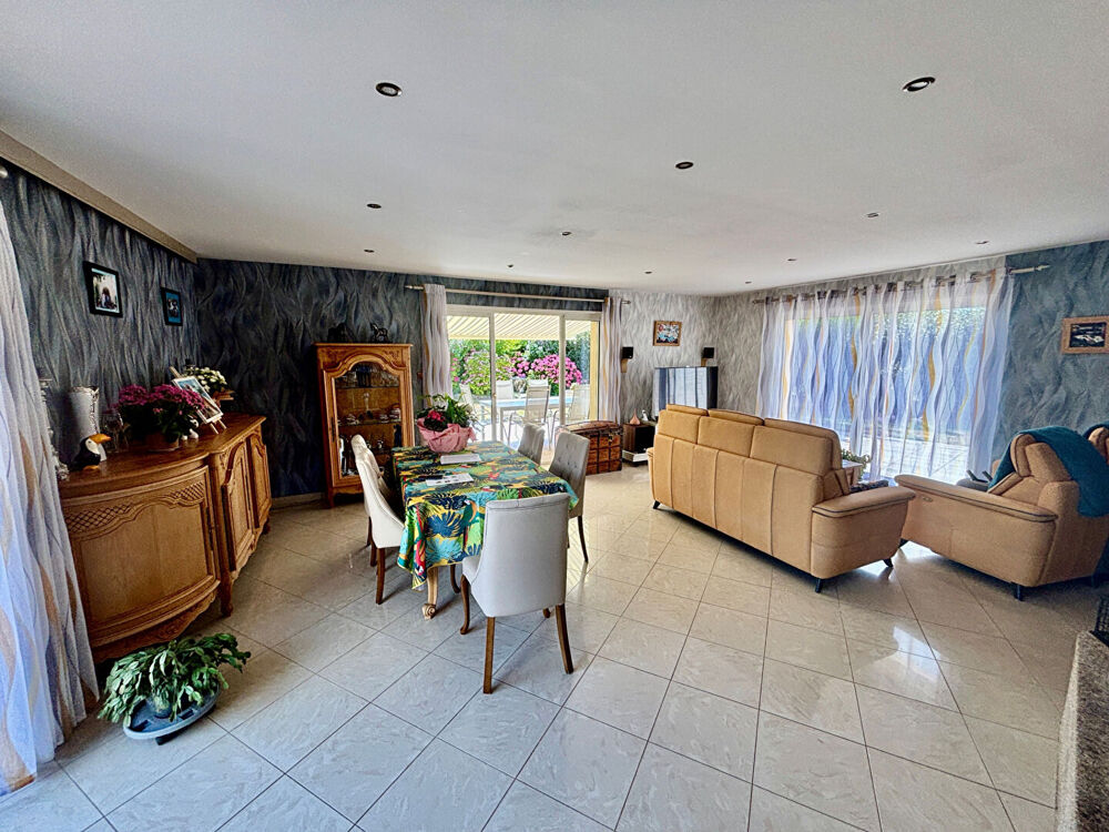 SUPERBE MAISON de plus 200M2 . PRESTATIONS SOIGNEES