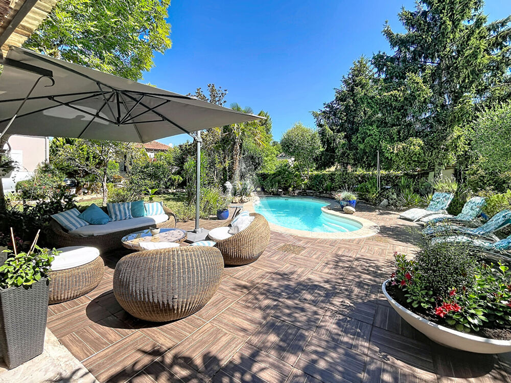 Propriété de caractère de 2 maisons en pierre, 2 piscines avec vue imprenable.