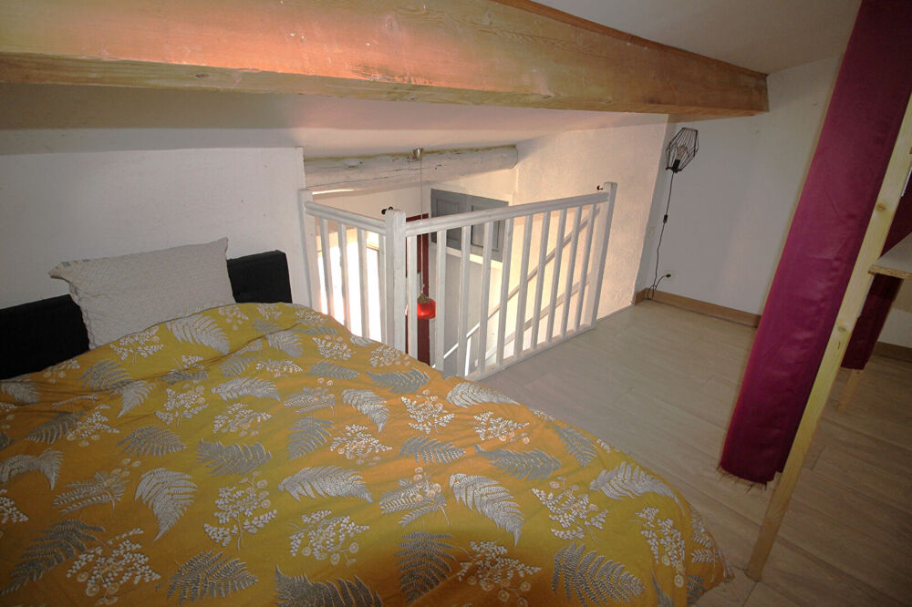 Vente Appartement NIMES CENTRE VILLE Studio avec mezzanine de 22.34 m2 LC au 2ème et dernier étage. Copro soignée. Nimes