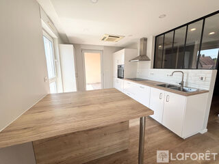  Appartement à louer 6 pièces 111 m²