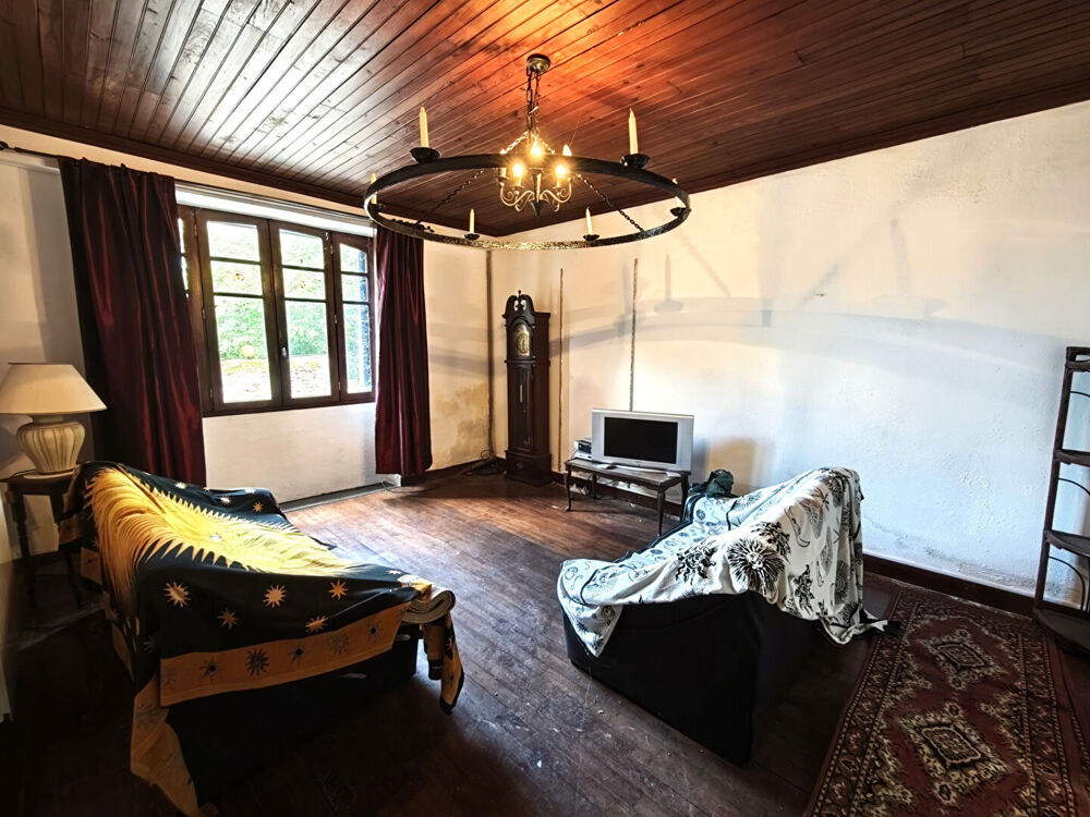 Vente Maison CREUSE - Cette spacieuse maison de village de trois étages, dotée de six chambres, se trouve à quelques pas des commerces. Le grand bourg