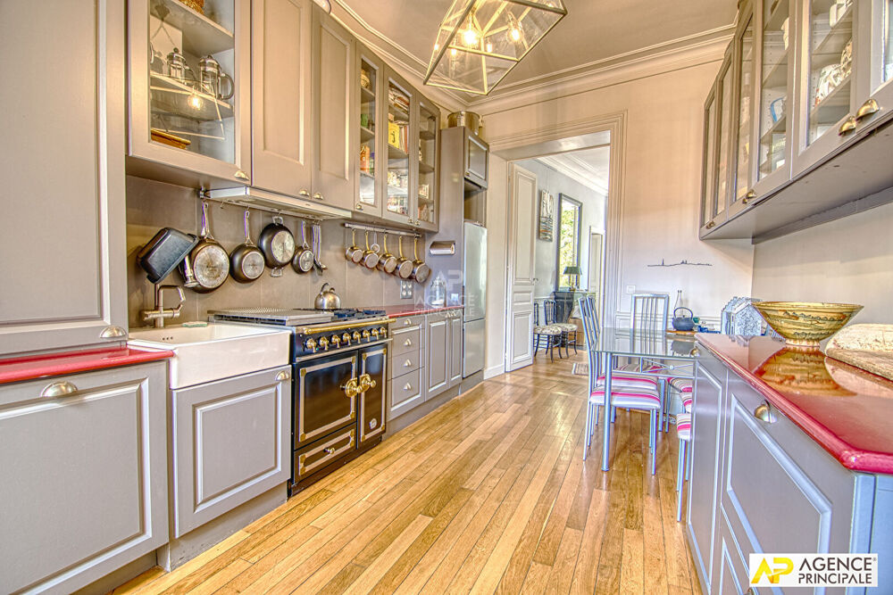 Vente Appartement Versailles Parc Appartement 5 pièces 124 m² situé au 1er étage d'un immeuble ancien avec cave et grenier Versailles