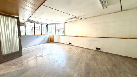   LOCAL COMMERCIAL DE 303.48 M2 AVEC BUREAUX VITRINES PROCHE CENTRE VILLE 