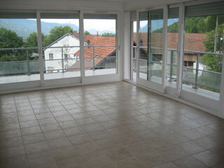  Appartement à louer 3 pièces 76 m²