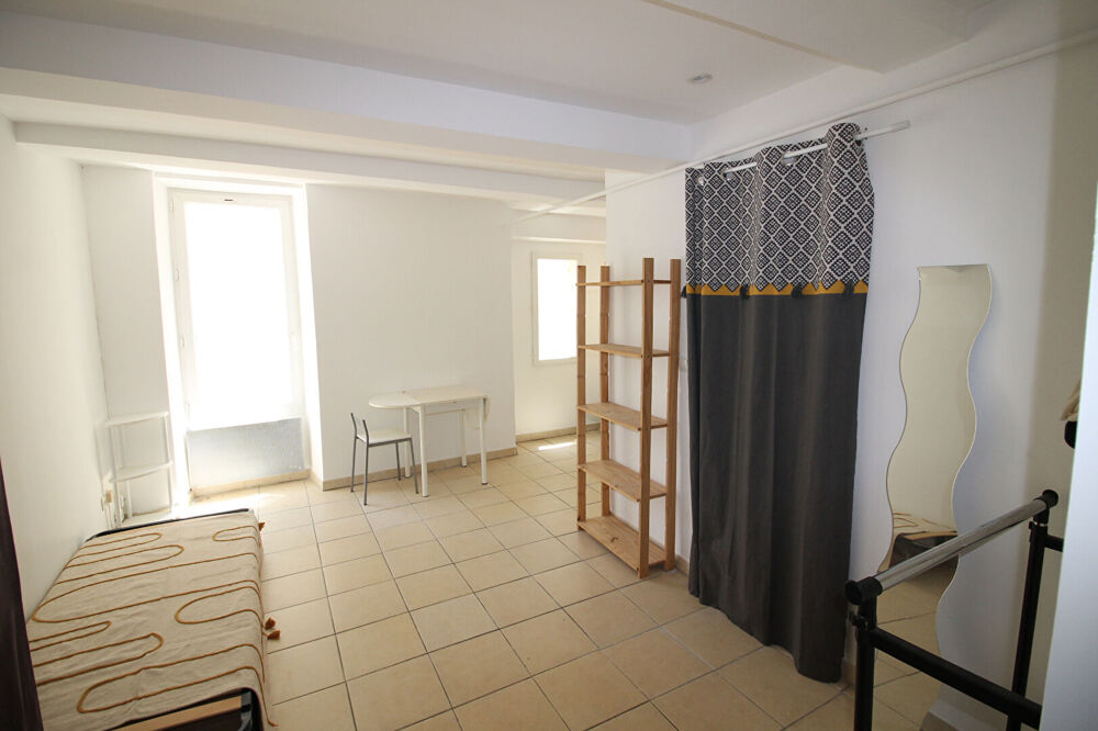 Vente Appartement NIMES CENTRE VILLE  A vendre 2 studios meublés à 2 minutes de la faculté VAUBAN dans un bel immeuble ancien. Nimes