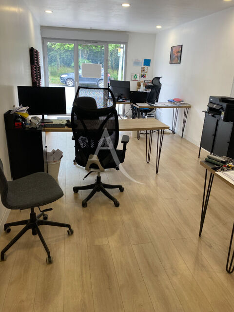 Local commercial 25m&sup2; id&eacute;alement situ&eacute; SAFFR&Eacute; 500 44170 Nozay
