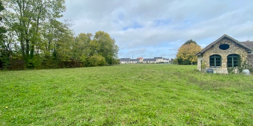 Corps de ferme, 18 pièces, 12 chambres, 6.5 hectares terrain avec étang.