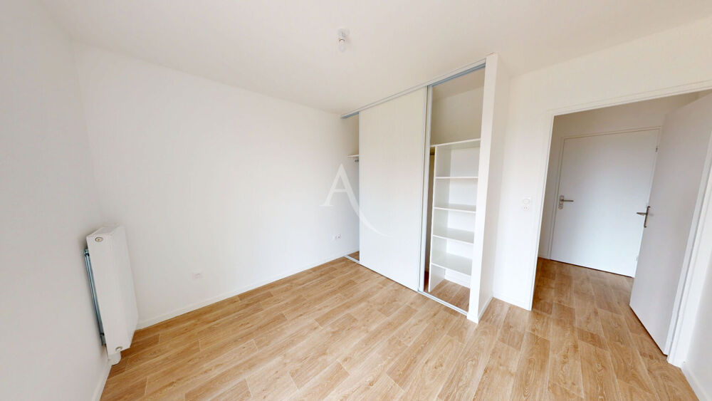 Appartement 3 chambres en dernier étage avec 2 loggias et 2 places parking privatif - Poitiers