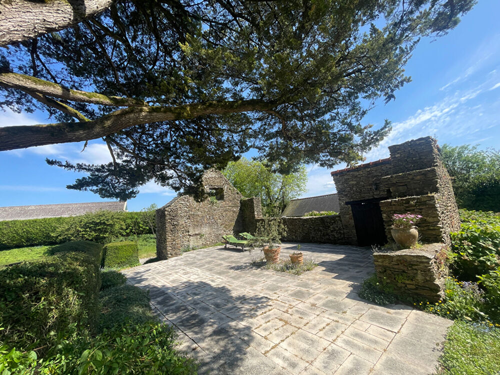 Finistère : Proche Huelgoat. Superbe domaine équestre. 3 maisons, un manège et 5 boxes. 3,5 hectares.