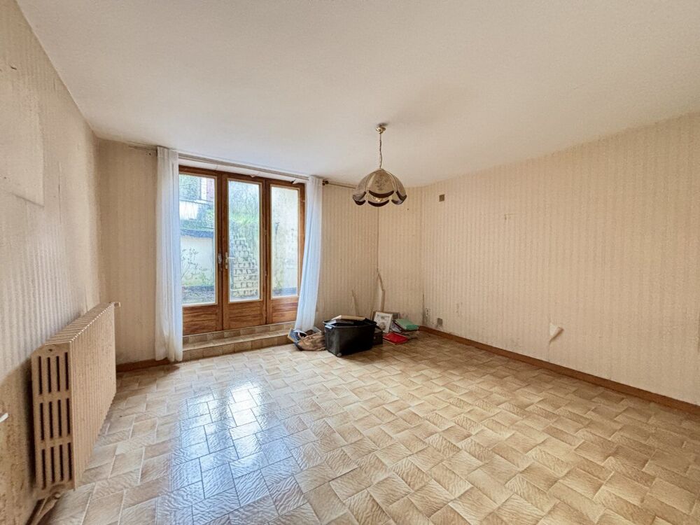 Vente Maison Maison de ville avec trois chambres, une cour-jardin et deux grands garages Ruffec