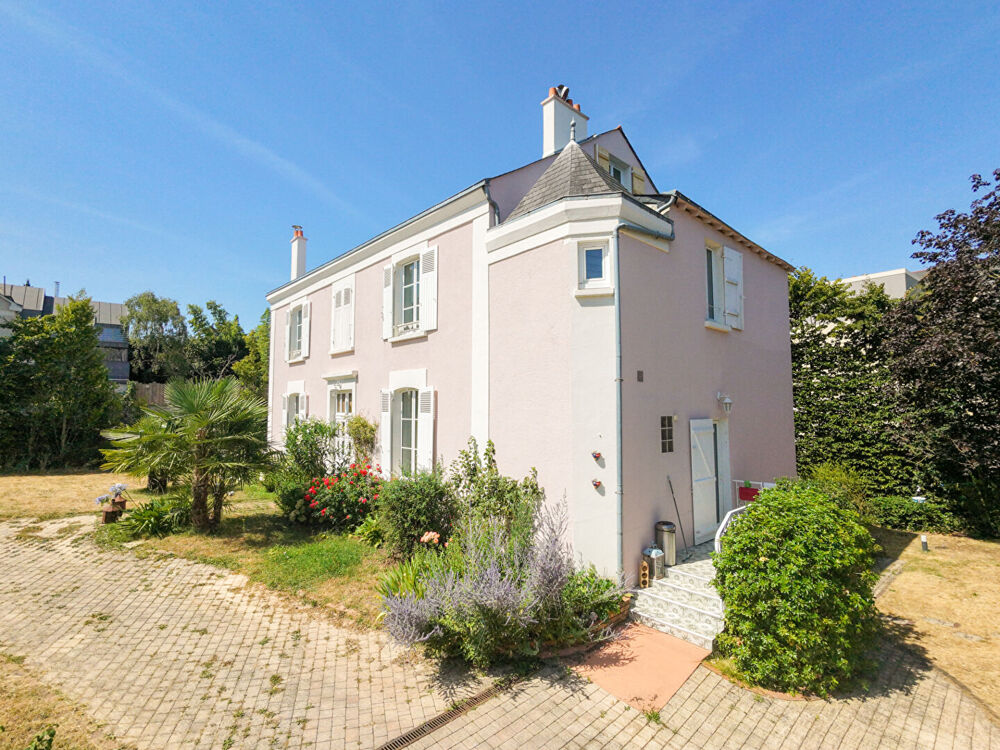 A vendre - Maison de Maître de 270 m² avec terrain de 1000 m² - jardin, cave et stationnements "Angers Ney/ St Serge"
