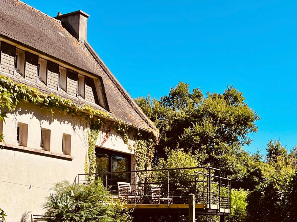 FINISTÈRE : Proche Scrignac. Belle maison familiale de 197 m² avec partie indépendante et terrain paysager de 3 880 m², à 30 min