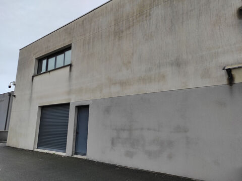   ARTIGUES Local commercial proposant une ou quatre zone de location 