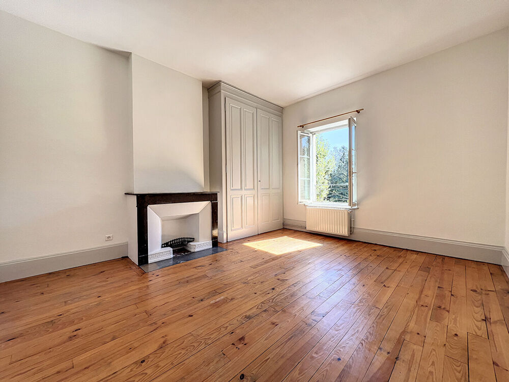 Location Appartement Appartement centre de Champagne Au Mont D'Or - 79.20 m2 - 3 pièces, 2 chambres + jardin + place de parking Champagne au mont d or