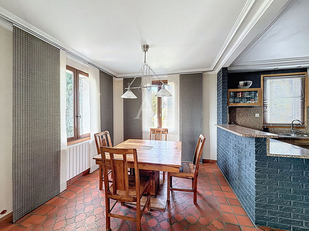 Maison située à Varreddes - vivable de plain-pied - 5 chambres - jardin de 790 m2 avec piscine chauffée et sous-sol total