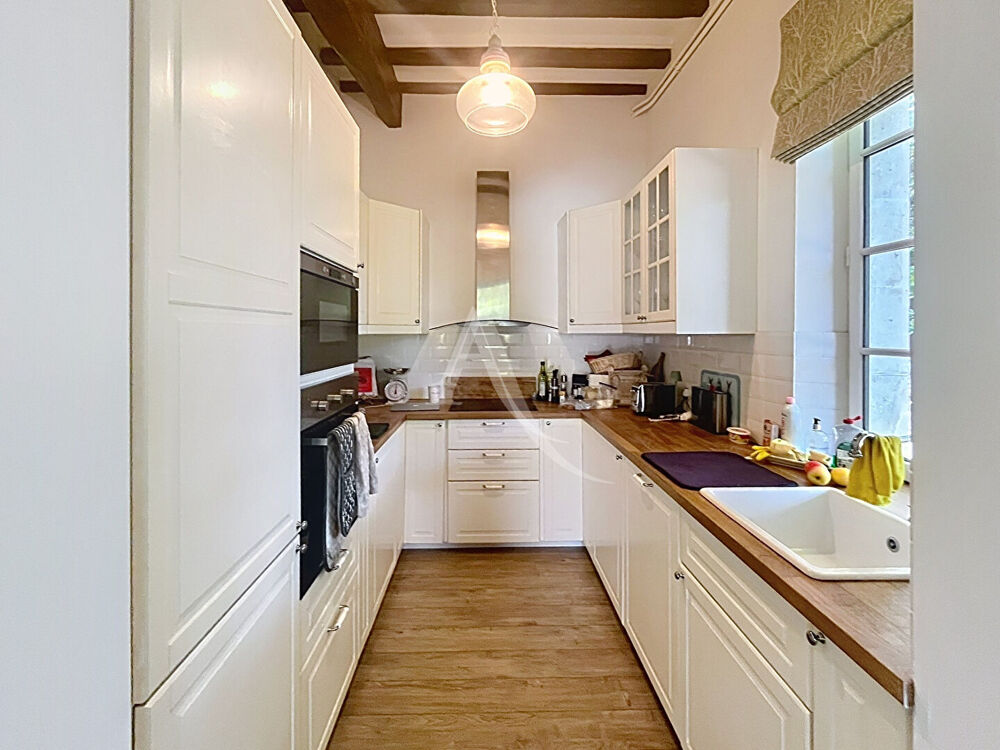 Élégante maison en pierre avec vue dégagée sur la rivière, piscine