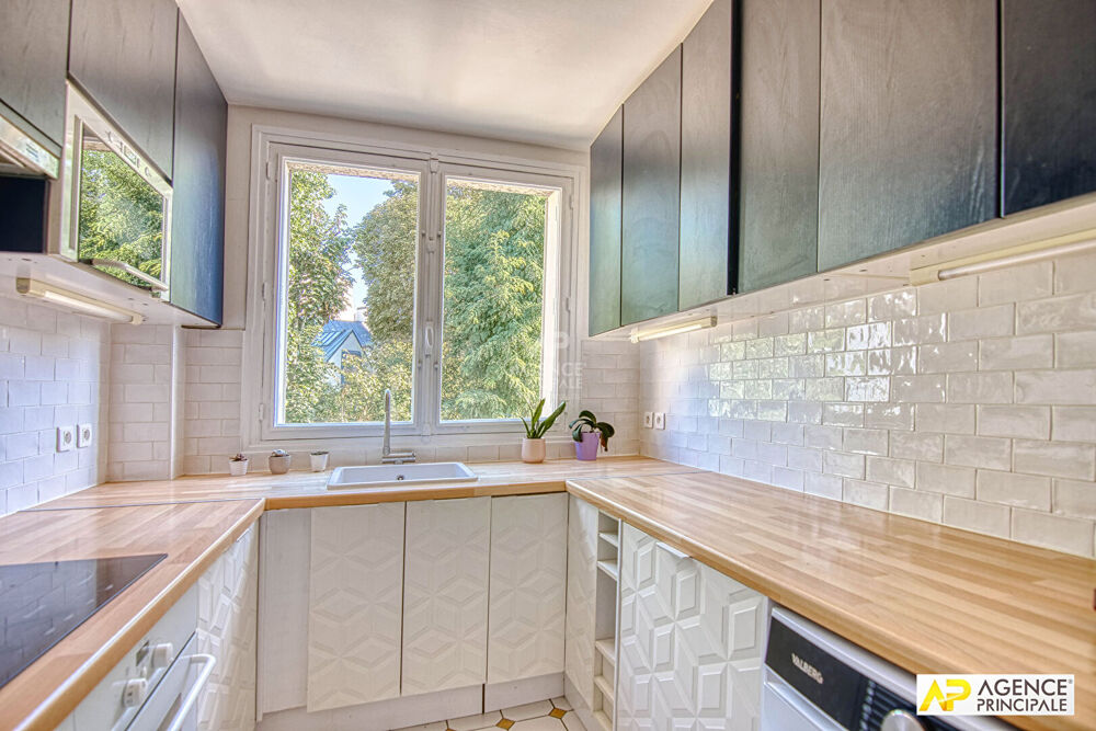 Vente Appartement Versailles Notre-Dame Les Prés - Appartement 3 pièces 55.49 m² carrez situé au 2ème étage  avec balcon, cave et parking Versailles