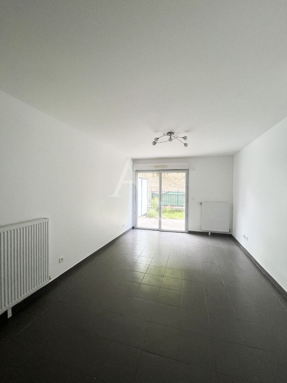 DOURDAN - Proche centre-ville, F2 avec jardin !