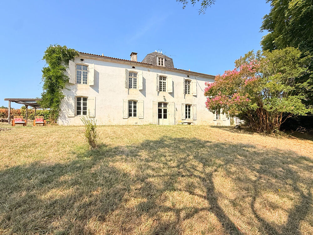 Demeure de caractère du XVIIIe siècle sur 2,16 hectares aux portes de Chalais