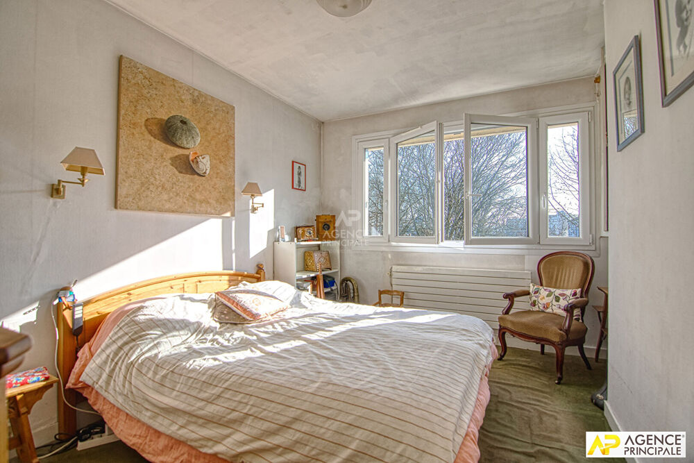Vente Appartement Versailles Rive-Droite appartement 5 pièces 109.64 m² situé au 4ème étage avec cave et jardin de copropriété Versailles