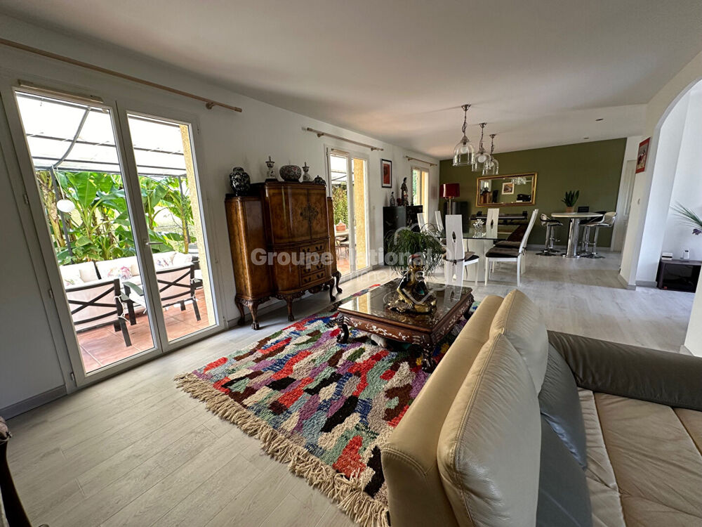 Villa 4 chambres avec terrasse et piscine sur 704m2 de terrain arboré