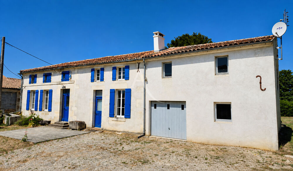Maison Charentaise de 5 Chambres avec garage et dépendances