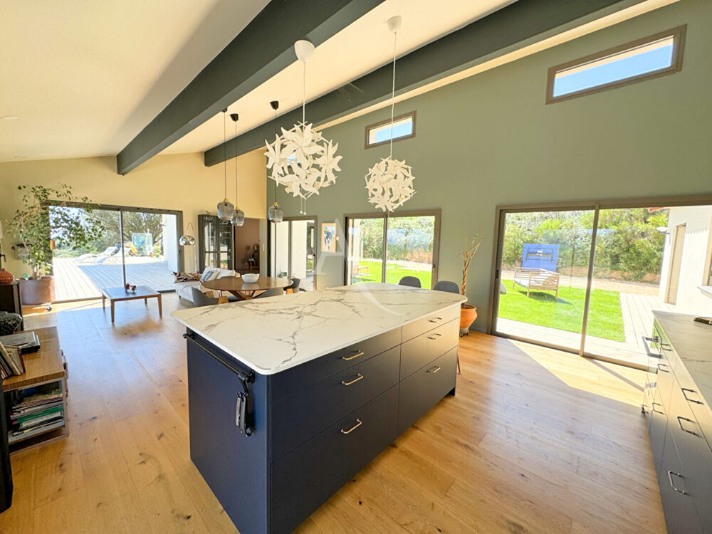 Vente Maison 30 KM SUD PERPIGNAN :  Maison contemporaine 5 pièces 160 m² avec PISCINE, GARAGE de 150 m² et TERRAIN de 3,3 HECTARES !! Oms