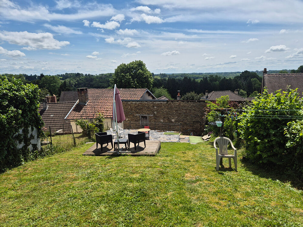 HAUTE-VIENNE. COUSSAC-BONNEVAL. Maison de village comprenant 3 chambres, un grand atelier, un garage et une vue imprenable depui