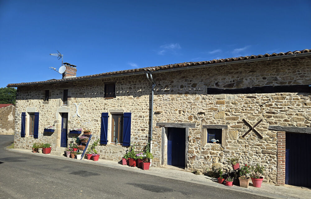 HAUTE VIENNE : Charmante grange rénovée, pleine de caractère, avec 3 chambres, située dans un hameau calme près de la ville hist