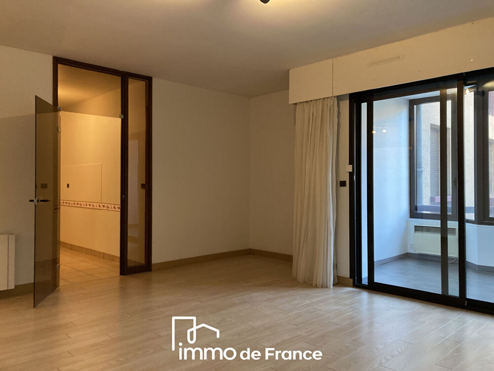   Tour de ville, Bel emplacement pour ce Local de 90.56 m² - Parking Rodez