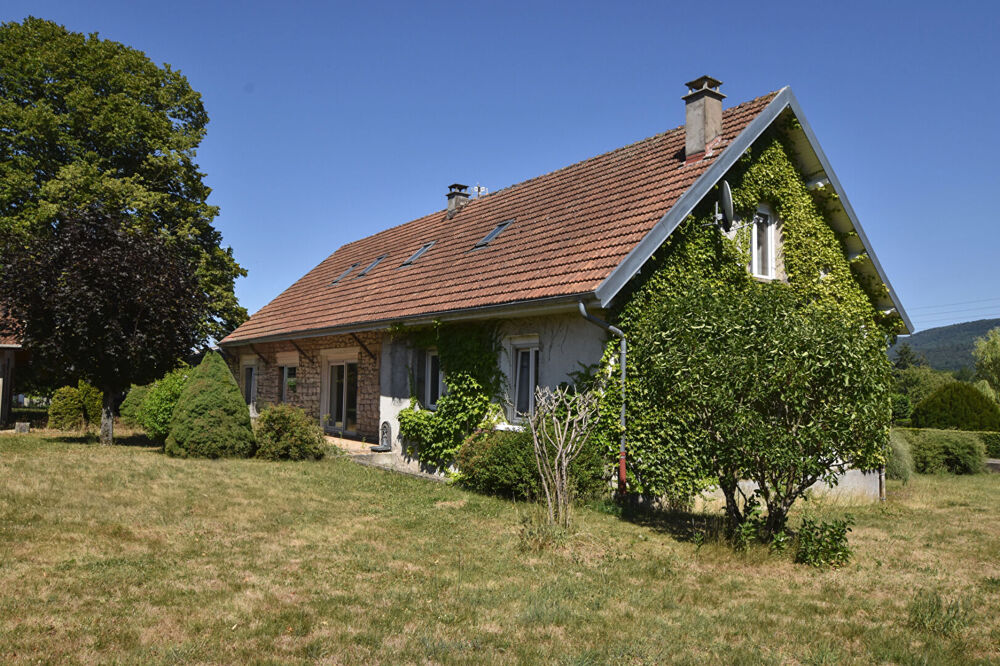 Devecey : Grande maison 248 m² sur 2016 m² de terrain avec dépendances