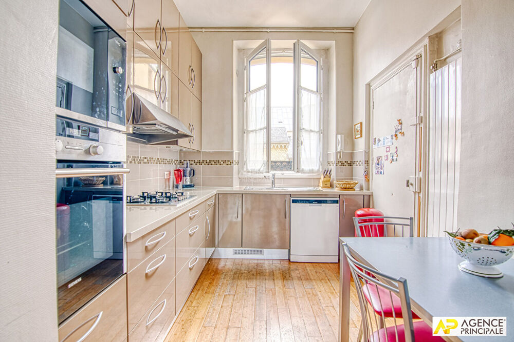 Vente Appartement Versailles Saint-Louis Appartement 5 pièces 117.37 m² carrez situé au 1er étage d'un immeuble 18ème Versailles