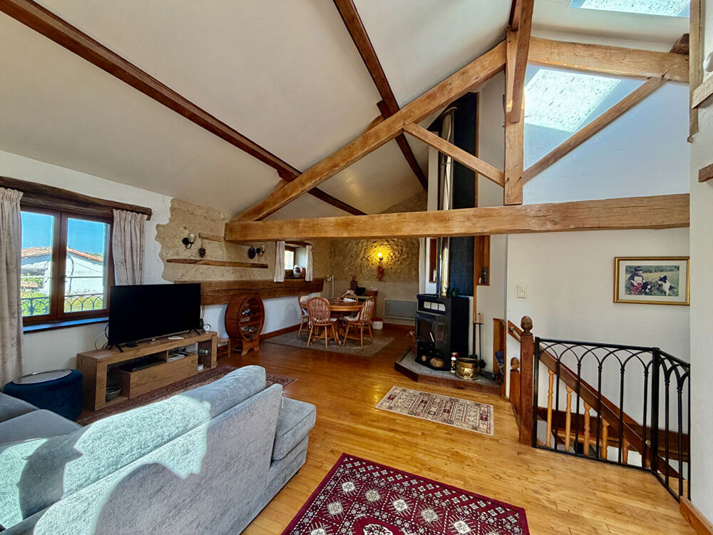 Vente Maison Charmante maison de caractère rénovée avec  4 chambres, grange et jardin arboré Ventouse