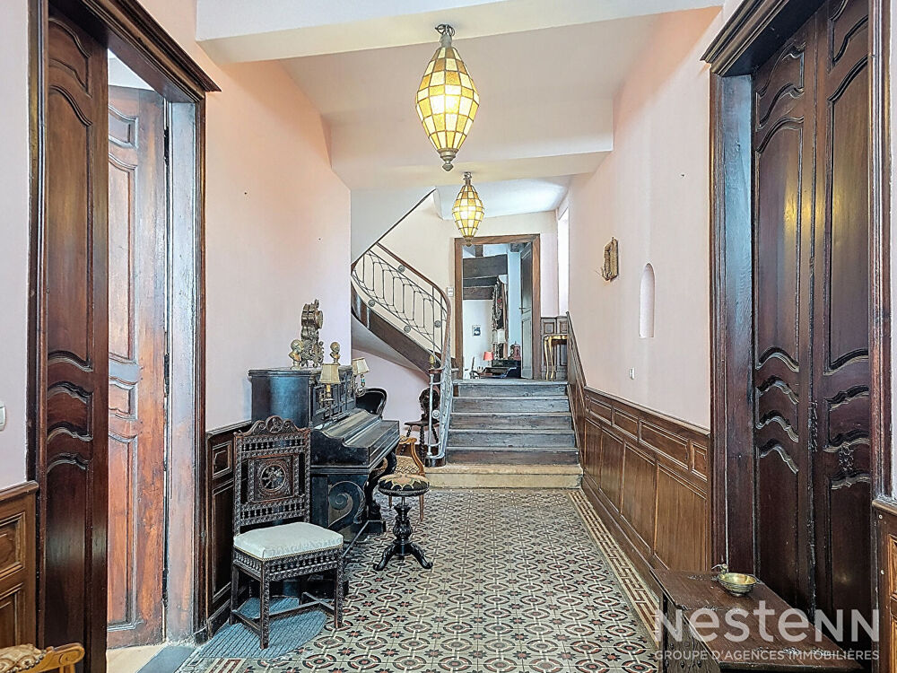 A Vendre Maison de ville en pierre de 339 m² avec sous-sol, garage et jardin au centre de Mézin