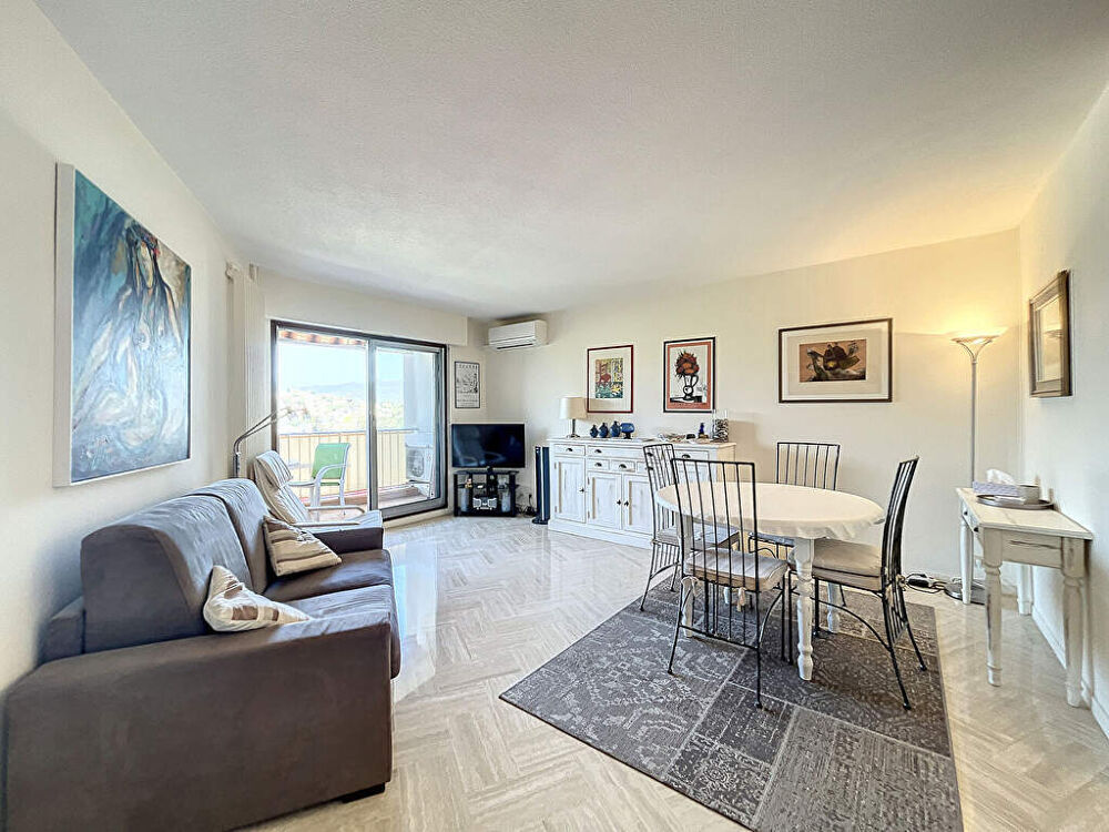COUP DE COEUR ! Beau 2 pièces de 44m² avec parking. Plage et commerces à pied !