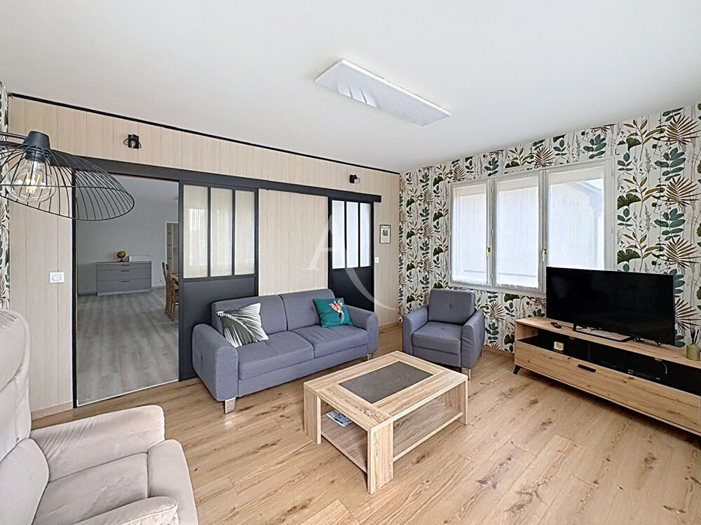 Vente Maison Maison de plain-pied 94 m² à Distré (Pocé), proche des commerces. Distre