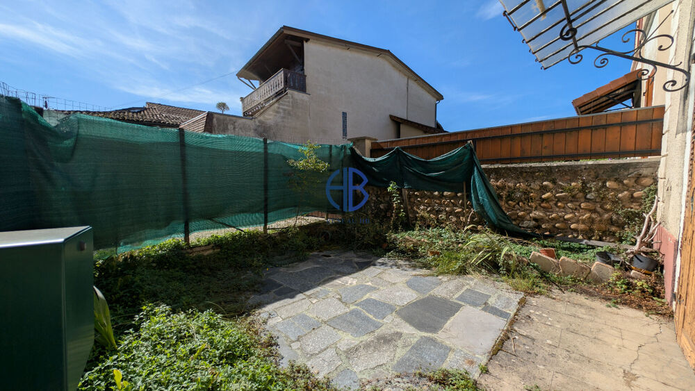 Maison de ville avec extérieur, garage et parking à rénover.