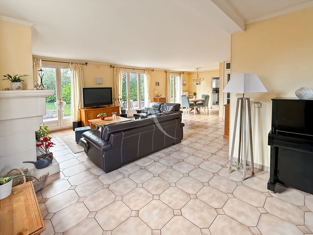 Vente Maison A vendre � Vaur�al,  dans quartier pris�, grande maison de 8 pi�ces avec vie de plain-pied  ! Vaureal