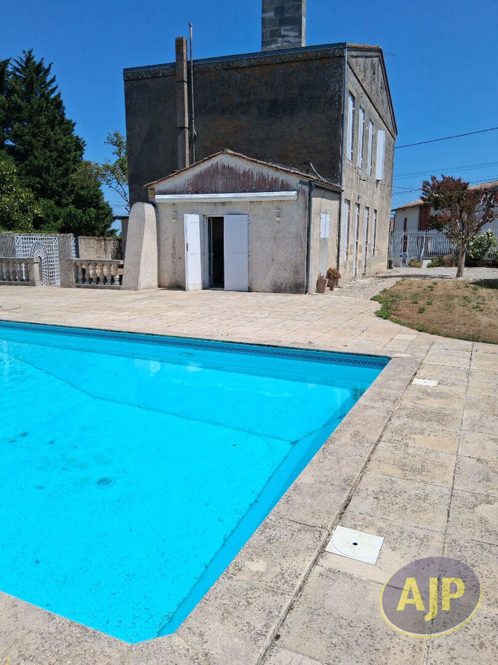 Ensemble de biens avec une piscine