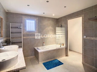 Maison à louer 7 pièces 162 m²