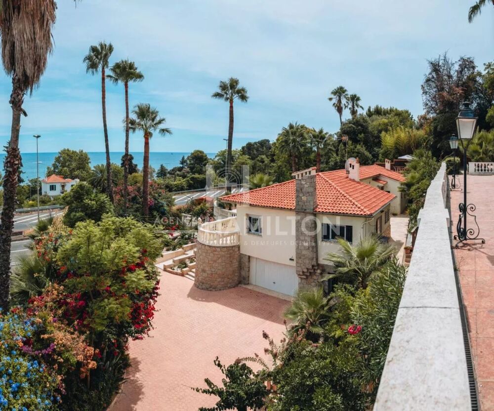 A deux pas du bord de mer à Golfe-Juan, superbe villa offrant un