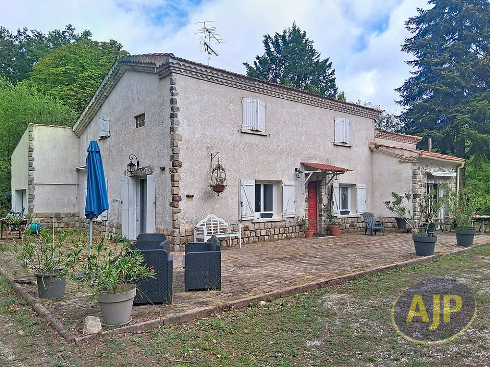 Maison dans un parc / forêt