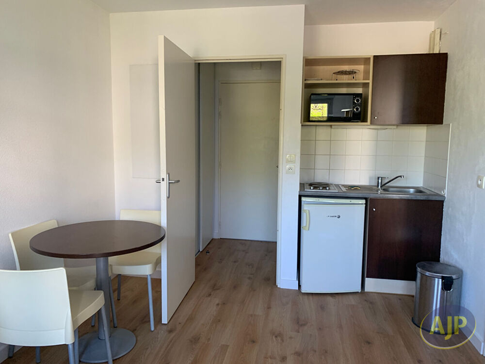 ST SEBASTIEN, T1BIS AVEC PARKING EN SOUTERRAIN FERME