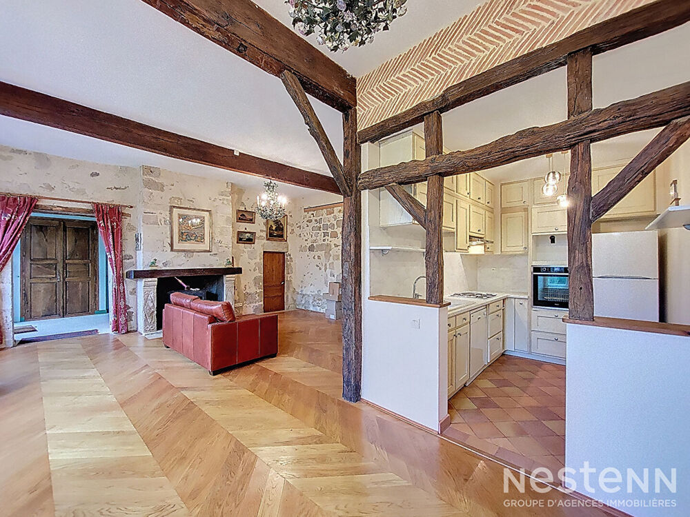 A Vendre Maison de ville en pierre rénovée avec garage et jardin à proximité immédiate du centre-ville