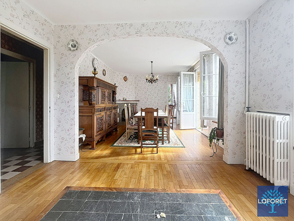Maison 6 pièce(s) 120 m2 avec un hangar de 300m² , des dépendances et deux garages
